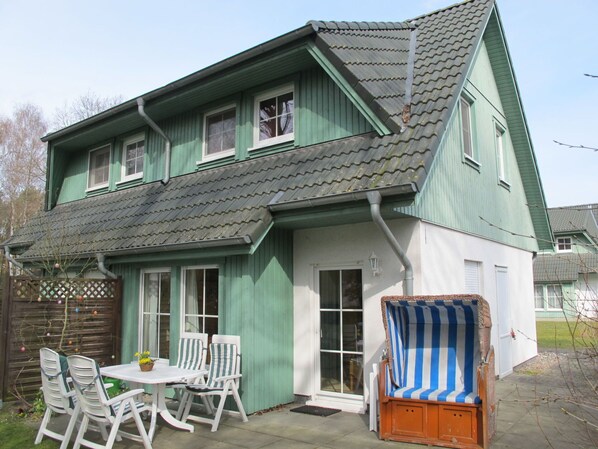 Gebäude, Himmel, Eigentum, Fenster, Haus, Holz, Hütte, Pflanze, Abstellgleis, Wohngebiet