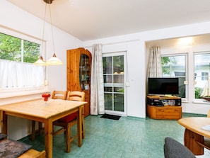 Meubles, Table, Fenêtre, Cabinetry, Bois, Cuisine, Design Intérieur, Chaise, Architecture, Plante D'Appartement