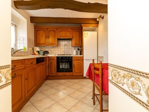 Cabinetry, Eigentum, Countertop, Holz, Küche, Herd, Interior Design, Die Architektur, Holzbeize, Küchengerät