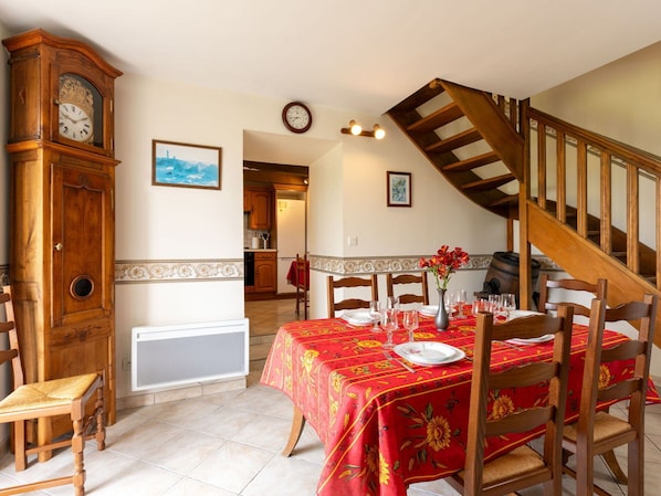 Möbel, Tabelle, Eigentum, Bilderrahmen, Gebäude, Zimmerpflanze, Stuhl, Holz, Beleuchtung, Interior Design