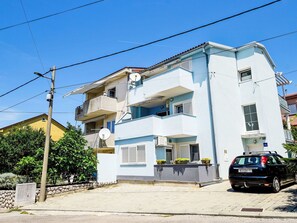 Himmel, Gebäude, Pflanze, Fahrzeug, Fenster, Auto, Elektrizität, Steigung