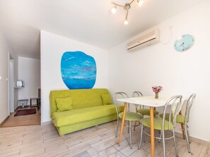 Tabelle, Möbel, Eigentum, Couch, Interior Design, Beleuchtung, Holz, Wohnzimmer, Gebäude, Flooring