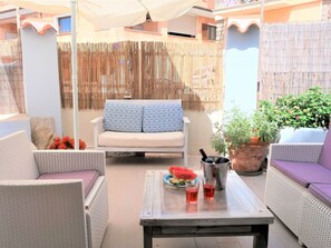 Table, Plant, Furniture, Property, Couch, Houseplant, Azure, Flowerpot, Comfort, Outdoor Furniture