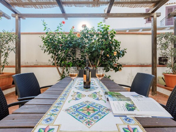 Plant, Building, Flower, Furniture, Table, Chair, House, Houseplant, Interior Design, Flowerpot