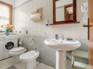 Mirror, Tap, Plumbing Fixture, Bathroom Sink, Sink, Property, Photograph, White, Purple, Bathroom