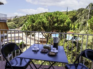 Nuage, Table, Ciel, Plante, Meubles, Propriété, Bâtiment, Vaisselle, Chaise, Pot De Fleur