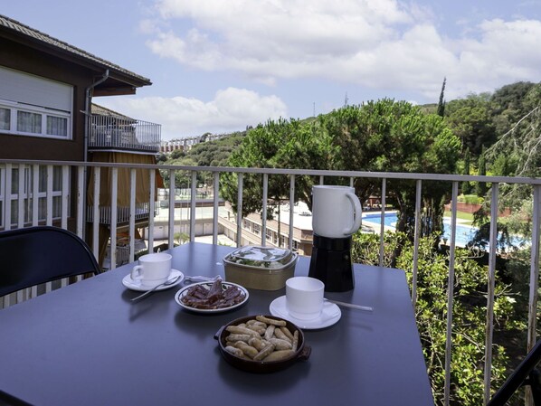 Table, Vaisselle, Nuage, Meubles, Ciel, Propriété, Aliments, Bâtiment, Chaise, Vaisselle