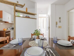 Tabelle, Möbel, Eigentum, Pflanze, Geschirr, Azurblau, Holz, Dishware, Küche, Interior Design