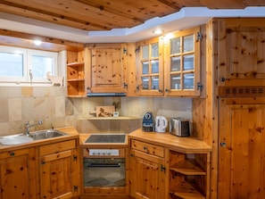 Cabinetry, Countertop, Möbel, Sinken, Eigentum, Spüle, Schublade, Küche, Holz, Zapfhahn