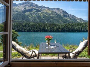 Wasser, Himmel, Berg, Pflanze, Eigentum, Blume, Tabelle, Holz, Gartenmöbel, Gewässer