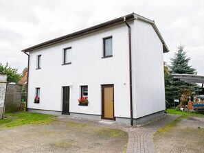 Pflanze, Himmel, Gebäude, Fenster, Wolke, Haus, Tür, Grundstueck, Baum