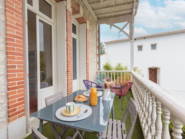 Propriété, Table, Bâtiment, Vaisselle, Fenêtre, Chaise, Nuage, Bois, Design Intérieur, Ciel