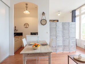 Table, Meubles, Fenêtre, Bois, Design Intérieur, Sol, Sol, Salon, Mur, Dur