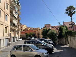 Auto, Rad, Fahrzeug, Gebäude, Fenster, Eigentum, Himmel, Infrastruktur