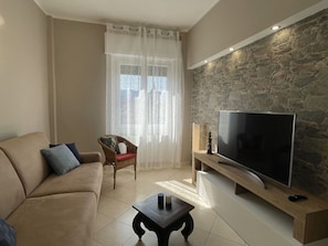 Eigentum, Möbel, Couch, Tabelle, Komfort, Interior Design, Gebäude, Cabinetry, Wohnzimmer, Flooring