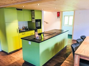 Flooring, Interior Design, Holz, Küche, Countertop, Fussboden, Möbel, Decke, Holzboden, Cabinetry