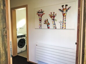 Flooring, Fussboden, Interior Design, Zimmer, Holzboden, Bilderrahmen, Farbe, Hartholz, Moderne Kunst, Holzbeize