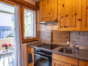Cabinetry, Eigentum, Gebäude, Spüle, Sinken, Countertop, Zapfhahn, Fenster, Küche, Holz