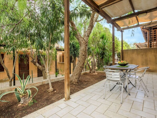 Plant, Property, Table, Wood, Tree, Shade, Chair, Outdoor Furniture, Grass, Leisure