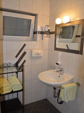 Robinet, Luminaire Plomberie, Design Intérieur, Bois, Évier, Maison, Salle De Bains, Bâtiment, Miroir, Sol