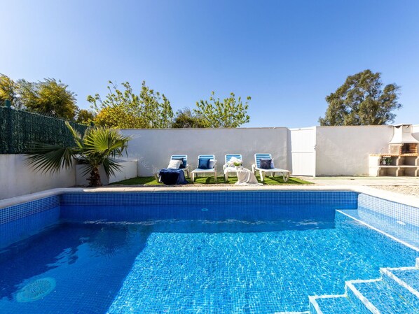 Bleu, Piscine, Mobilier De Jardin, Recours, Composite, Balancelle, Eco Hôtel, Caractéristique De L'Eau, Aménagement Paysager, Ombre