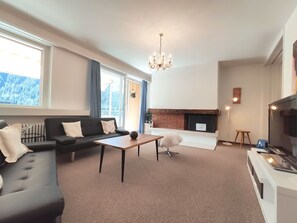 Tabelle, Möbel, Couch, Fenster, Stuhl, Interior Design, Cabinetry, Wohnzimmer, Komfort, Flooring