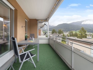 Balcon, Appartement, Chaise, Ombre, Verre, Mobilier De Jardin, Condominium, Daylighting, Eco HĂŽtel, Porche
