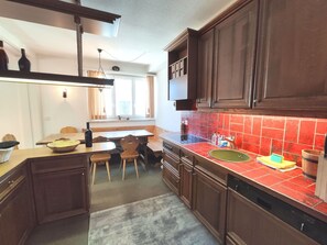 Cabinetry, Countertop, Zapfhahn, Sinken, Holz, Küche, Die Architektur, Interior Design, Schublade, Holzbeize