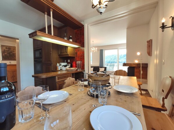 Tabelle, Möbel, Eigentum, Bilderrahmen, Gebäude, Stuhl, Interior Design, Beleuchtung, Holz, Couch