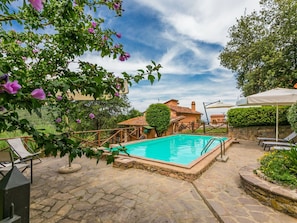 L'Eau, Plante, Nuage, Ciel, Piscine, Mobilier De Jardin, Arbre, Bâtiment, Ombre, Loisir