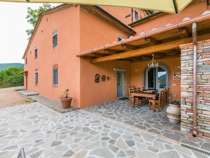 Pflanze, Gebäude, Fenster, Blumentopf, Holz, Die Architektur, Strassenbelag, Flooring, Fussboden, Haus
