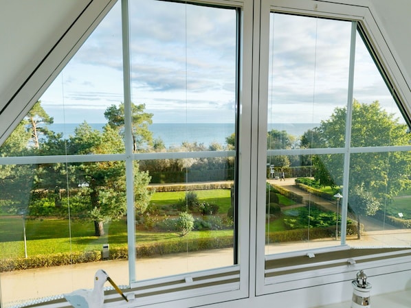 Nuage, Ciel, Propriété, Plante, Fenêtre, Bâtiment, Ombre, Design Intérieur, Arbre