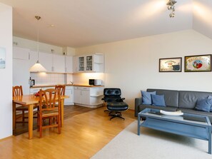 Meubles, Table, Propriété, Canapé, Éclairage, Design Intérieur, Bois, Plante D'Appartement, Salon, Sol