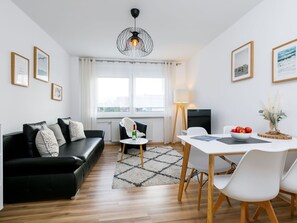 Möbel, Tabelle, Bilderrahmen, Couch, Holz, Stuhl, Interior Design, Fussboden, Flooring, Wohnzimmer