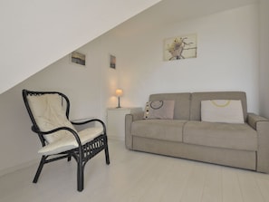 Furniture, Property, Comfort, Wood, Rectangle, Couch, Interior Design, Lamp, Living Room