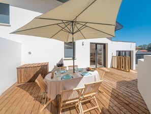 Tabelle, Möbel, Eigentum, Gebäude, Stuhl, Holz, Schatten, Gartenmöbel, Interior Design, Himmel