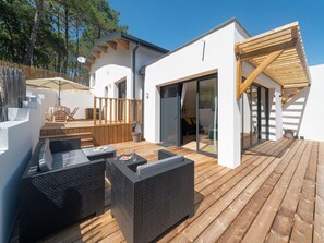 Gebäude, Himmel, Fenster, Schatten, Holz, Interior Design, Haus, Wohngebiet, Urban Design, Grundeigentum