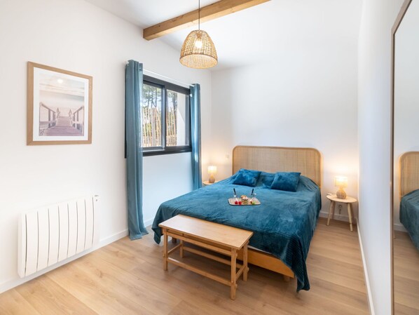 Bilderrahmen, Möbel, Fenster, Gebäude, Komfort, Azurblau, Holz, Flooring, Interior Design