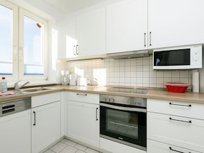 Cabinetry, Countertop, Gebäude, Sinken, Herd, Spüle, Küche, Küchengerät, Holz, Fenster
