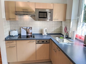 Spüle, Zapfhahn, Sinken, Cabinetry, Countertop, Armatur, Herd, Küche, Holz, Interior Design