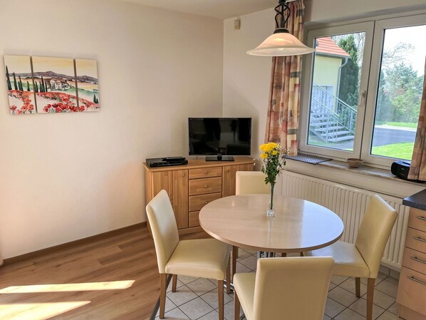 Möbel, Tabelle, Eigentum, Holz, Blume, Interior Design, Beleuchtung, Stuhl, Fenster, Die Architektur