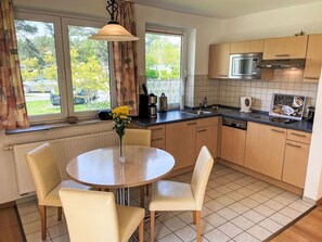 Countertop, Möbel, Cabinetry, Fenster, Tabelle, Stuhl, Holz, Küche, Sinken, Interior Design