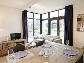 Tabelle, Möbel, Eigentum, Geschirr, Couch, Holz, Beleuchtung, Interior Design, Schatten, Flooring