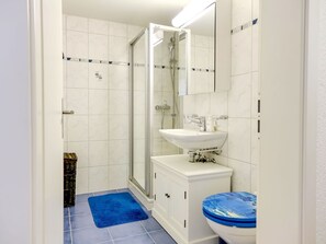 Mirror, Plumbing Fixture, Tap, Property, Sink, Bathroom, Purple, Bathroom Sink, Interior Design