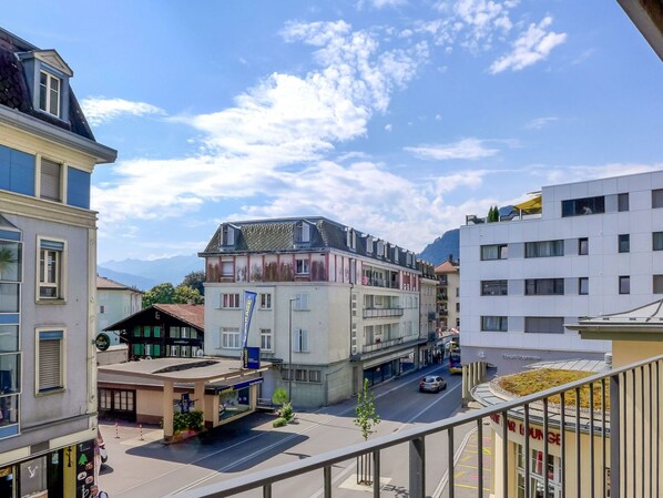 Cloud, Sky, Building, Window, Property, House, Urban Design, Neighbourhood, Residential Area, Condominium