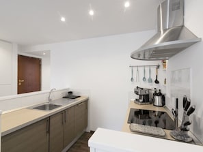 Cabinetry, Eigentum, Gebäude, Weiss, Sinken, Countertop, Spüle, Beleuchtung, Interior Design, Küche