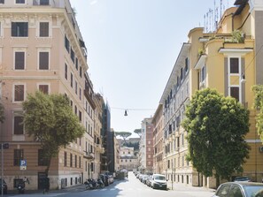 Gebäude, Himmel, Fenster, Rad, Auto, Fahrzeug, Infrastruktur, Strassenbelag, Durchgangsstrasse