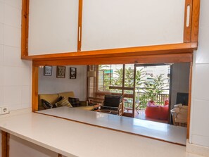 Möbel, Fenster, Holz, Interior Design, Flooring, Wohnzimmer, Cabinetry, Fussboden, Regale