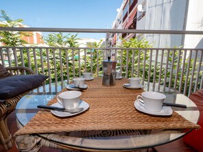 Tabelle, Geschirr, Möbel, Eigentum, Dishware, Drinkware, Holz, Interior Design, Himmel, Gartenmöbel