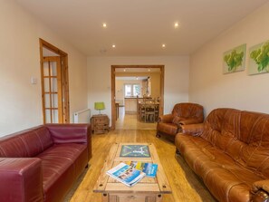 Couch, Furniture, Property, Table, Picture Frame, Plant, Wood, Interior Design, Studio Couch, Living Room
